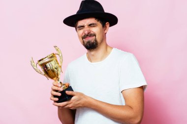 Altın kadehli bir adam