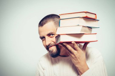 Elinde kitap olan adam.