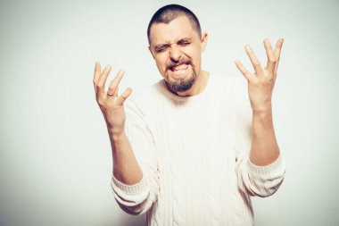 Stüdyoda duyguları olan bir adam