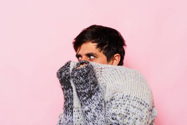 Adam donuyor, stüdyo fotoğrafı.