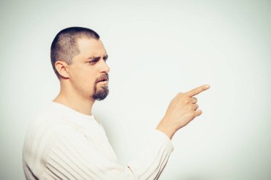Yakın plan genç adamın portresi, birini ya da bir şeyi işaret ediyor. Olumlu insan yüzü ifadeleri, duygular, duygular, tutum, yaklaşım