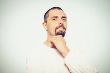 Stüdyoda duyguları olan bir adam