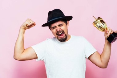 Altın kadehli bir adam