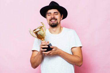 Altın kadehli bir adam