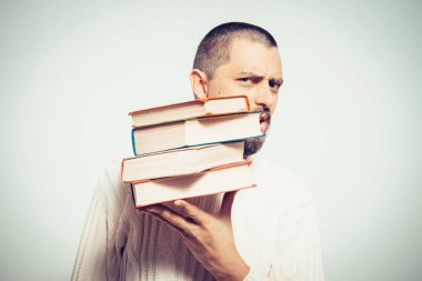 Elinde kitap olan adam.