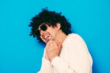 Gözlüklü ve peruklu komik inek..