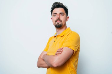 Kollarını kavuşturmuş bir adamın portresi.