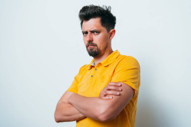 Kollarını kavuşturmuş bir adamın portresi.