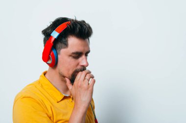 Stüdyoda duyguları olan bir adam