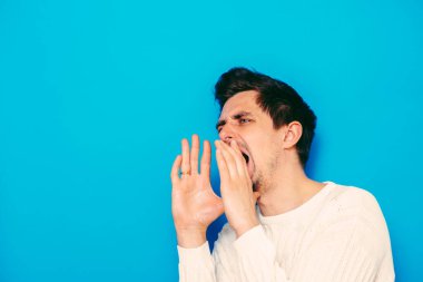 Stüdyoda duyguları olan bir adam