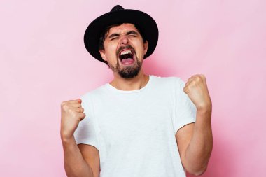 Neşeli, çok mutlu bir adam.