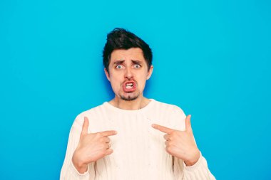 Erkek el parmağı göğsünü işaret ediyor. Jest yap. Ben kimim?.