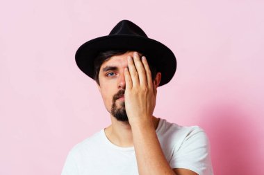  Adam elleriyle yüzünü kapatıyor.