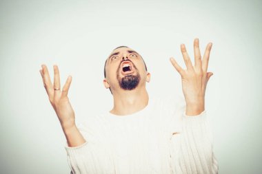 Neşeli, çok mutlu bir adam.