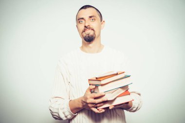 Elinde kitap olan adam.