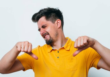 Adam baş parmak hareketi gösteriyor.