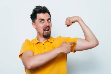 Adam ona kaslarını gösteriyor.