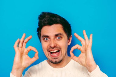 Adam her şeyin yolunda olduğunu gösterir, merak etme. Her şey yolunda. Jest yap. Portreyi kapat.