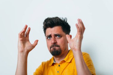 Adam korkudan korkuyor.