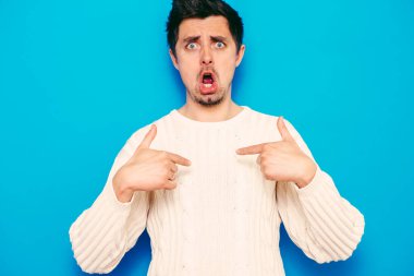 Erkek el parmağı göğsünü işaret ediyor. Jest yap. Ben kimim?.