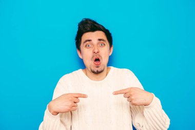 Erkek el parmağı göğsünü işaret ediyor. Jest yap. Ben kimim?.