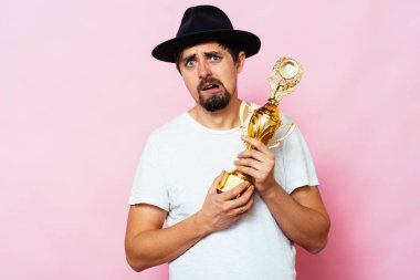 Altın kadehli bir adam