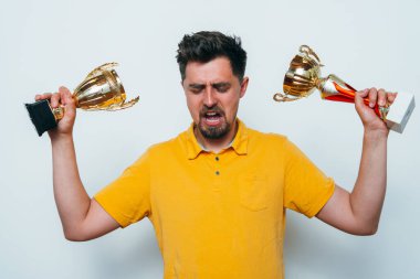 Altın kadehli bir adam