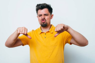 Adam baş parmak hareketi gösteriyor.