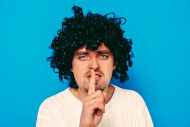 Adam parmağını onun dudaklarına koydu.