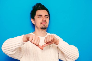 Adam baş parmak hareketi gösteriyor.