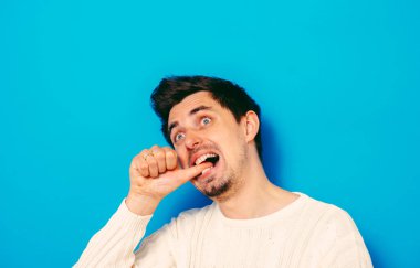 Adam tırnaklarını yiyor.