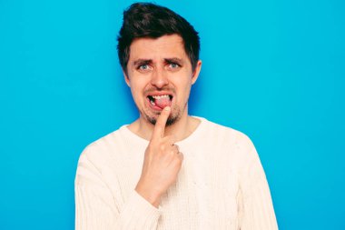 Avrupa görünümlü bir erkek kusmaya neden olur. Parmaklarını ağzına koyar, mide bulantısı.