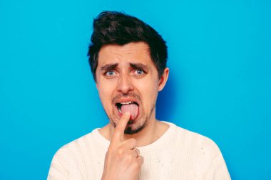 Avrupa görünümlü bir erkek kusmaya neden olur. Parmaklarını ağzına koyar, mide bulantısı.