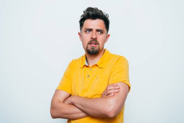 Kollarını kavuşturmuş bir adamın portresi.