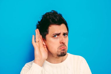 Kulak misafiri olur, dinlemeye çalışır..