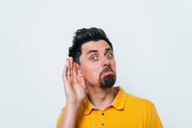 Kulak misafiri olur, dinlemeye çalışır..