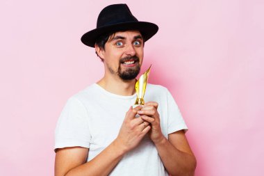 Altın kadehli bir adam