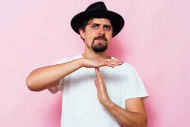 Bir adam ellerini gösterir Mola durdurur.