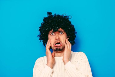 Adam korkudan korkuyor.