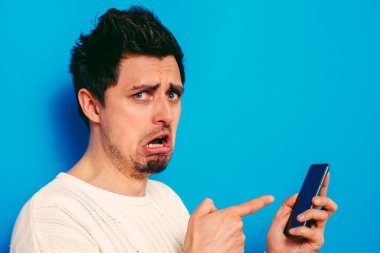 Akıllı telefonu olan bir adam.