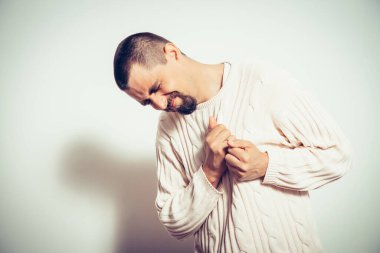 Kalp krizi geçiren bir adam.