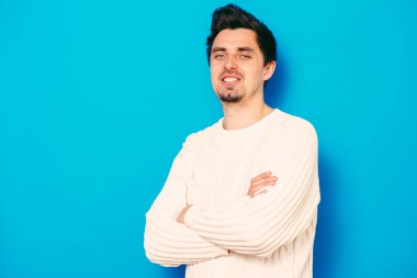 Kollarını kavuşturmuş bir adamın portresi.