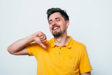 Adam baş parmak hareketi gösteriyor.