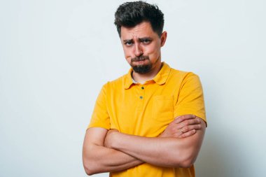 Kollarını kavuşturmuş bir adamın portresi.