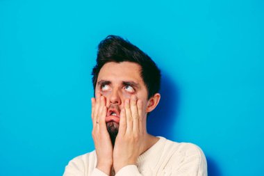 Stüdyoda poz veren adam