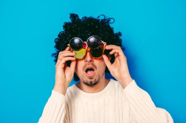 Gözlüklü ve peruklu komik inek..