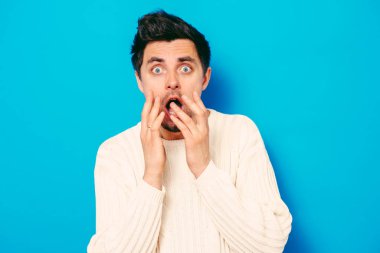 Adam korkudan korkuyor.