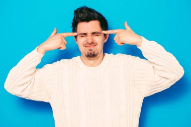 Parmağıyla şakağına dokunan öfkeli bir adamın yakın plan portresi. Delirdin mi sen??