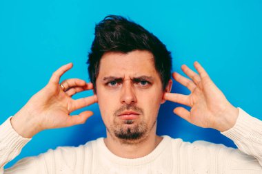 Stüdyoda poz veren adam