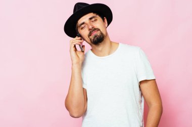 Akıllı telefonu olan bir adam.